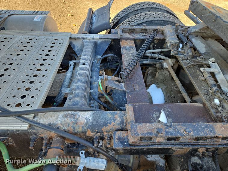 image for item EQ3726 2001 Freightliner  CST120 semi truck