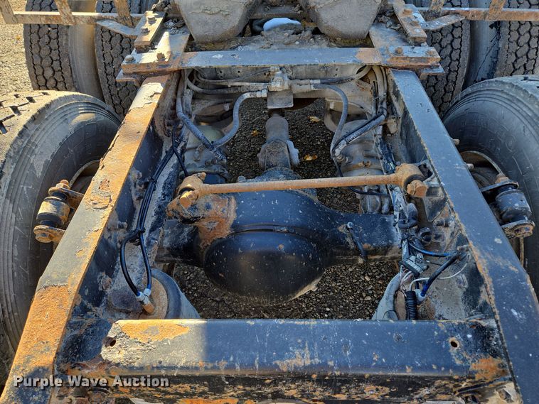 image for item EQ3726 2001 Freightliner  CST120 semi truck