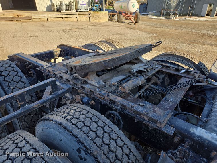 image for item EQ3726 2001 Freightliner  CST120 semi truck