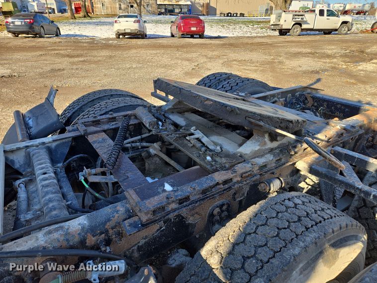 image for item EQ3726 2001 Freightliner  CST120 semi truck