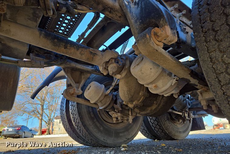 image for item EQ3726 2001 Freightliner  CST120 semi truck