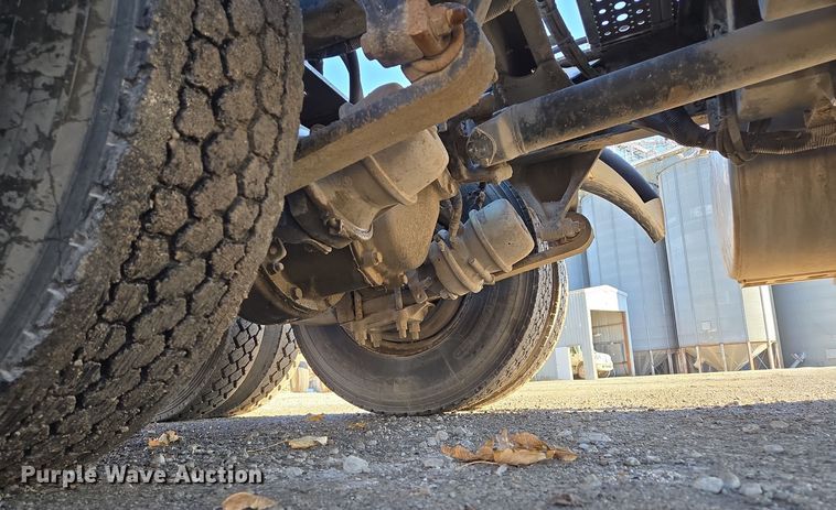 image for item EQ3726 2001 Freightliner  CST120 semi truck