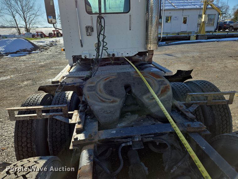 image for item EQ3726 2001 Freightliner  CST120 semi truck