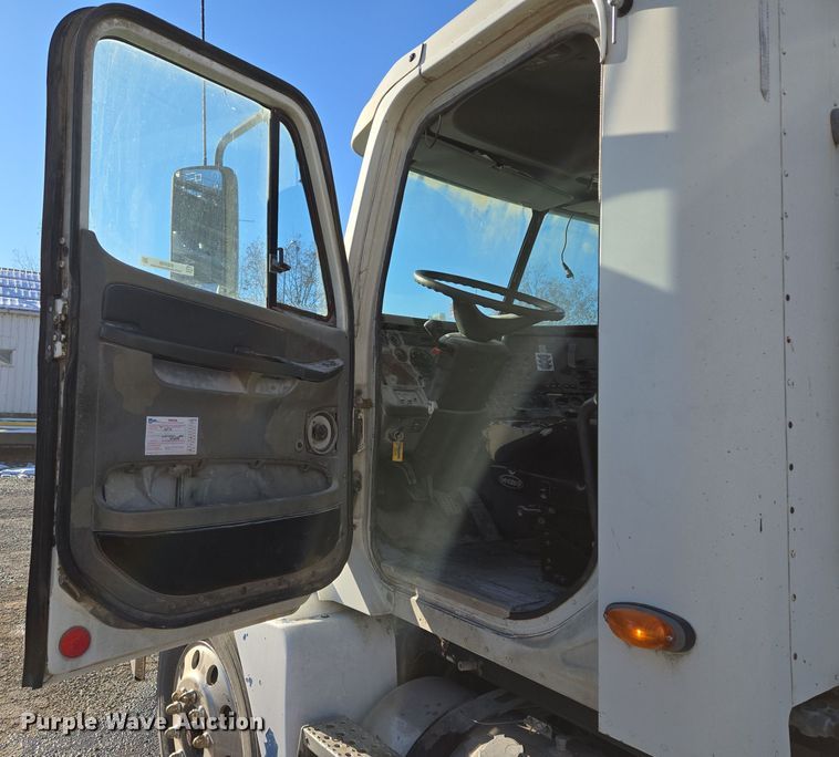 image for item EQ3726 2001 Freightliner  CST120 semi truck