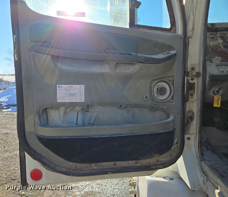 image for item EQ3726 2001 Freightliner  CST120 semi truck