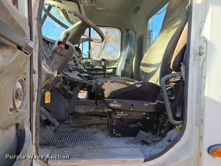 image for item EQ3726 2001 Freightliner  CST120 semi truck