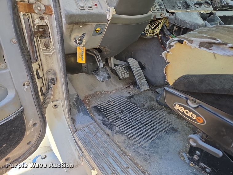 image for item EQ3726 2001 Freightliner  CST120 semi truck