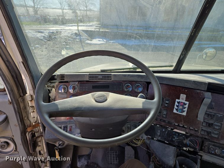 image for item EQ3726 2001 Freightliner  CST120 semi truck