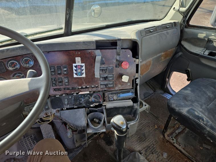 image for item EQ3726 2001 Freightliner  CST120 semi truck