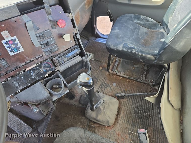 image for item EQ3726 2001 Freightliner  CST120 semi truck