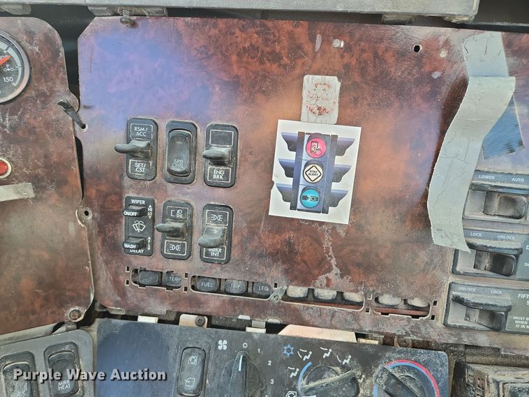 image for item EQ3726 2001 Freightliner  CST120 semi truck