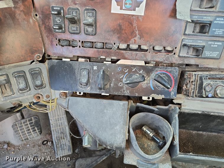 image for item EQ3726 2001 Freightliner  CST120 semi truck