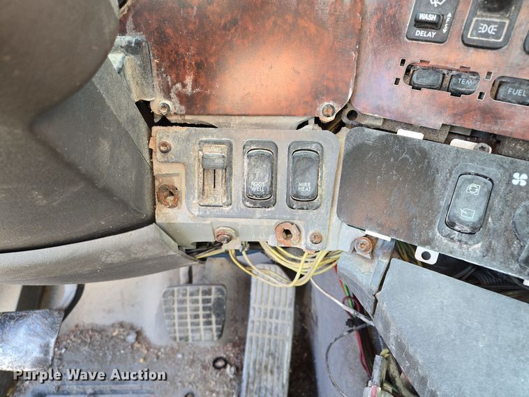 image for item EQ3726 2001 Freightliner  CST120 semi truck