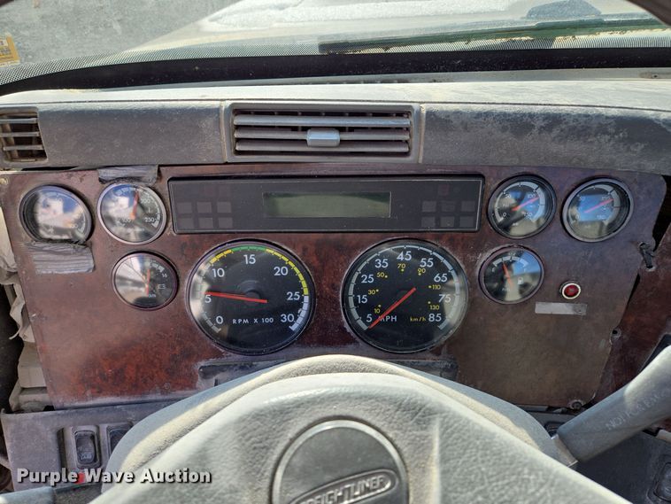 image for item EQ3726 2001 Freightliner  CST120 semi truck