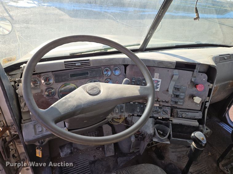 image for item EQ3726 2001 Freightliner  CST120 semi truck