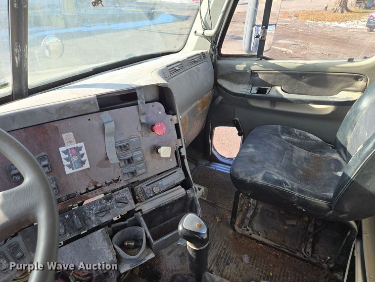 image for item EQ3726 2001 Freightliner  CST120 semi truck