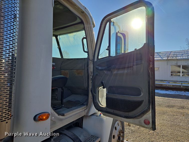 image for item EQ3726 2001 Freightliner  CST120 semi truck