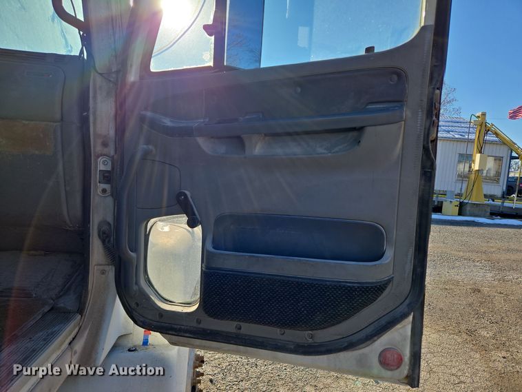 image for item EQ3726 2001 Freightliner  CST120 semi truck