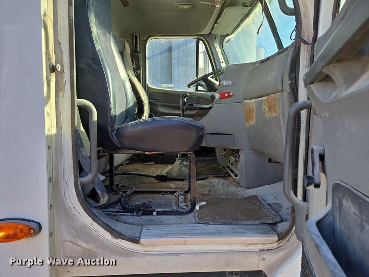 image for item EQ3726 2001 Freightliner  CST120 semi truck