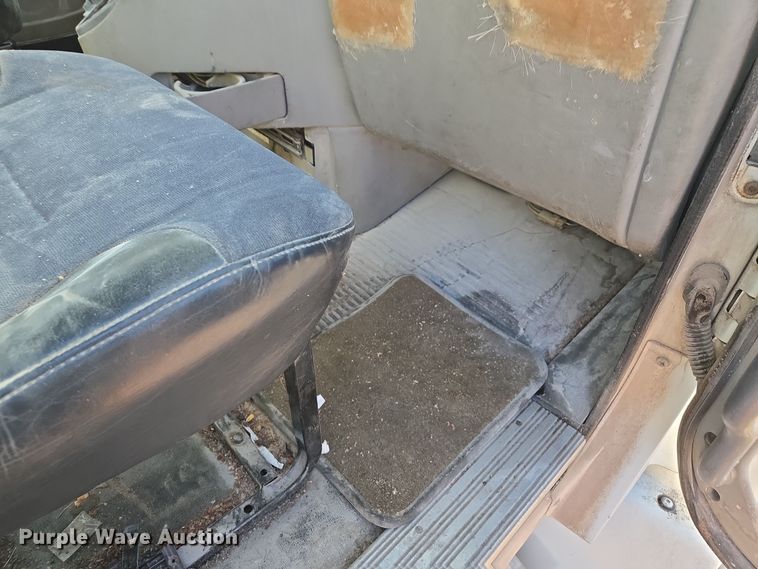 image for item EQ3726 2001 Freightliner  CST120 semi truck