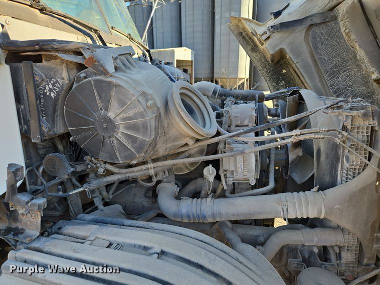 image for item EQ3726 2001 Freightliner  CST120 semi truck