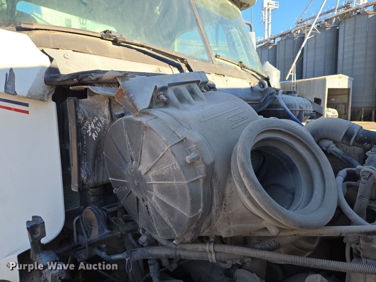 image for item EQ3726 2001 Freightliner  CST120 semi truck