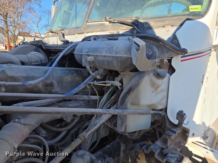 image for item EQ3726 2001 Freightliner  CST120 semi truck