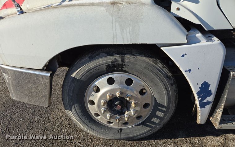 image for item EQ3726 2001 Freightliner  CST120 semi truck