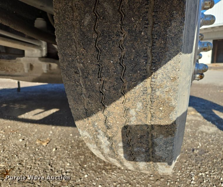 image for item EQ3726 2001 Freightliner  CST120 semi truck