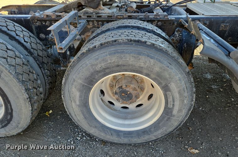 image for item EQ3726 2001 Freightliner  CST120 semi truck