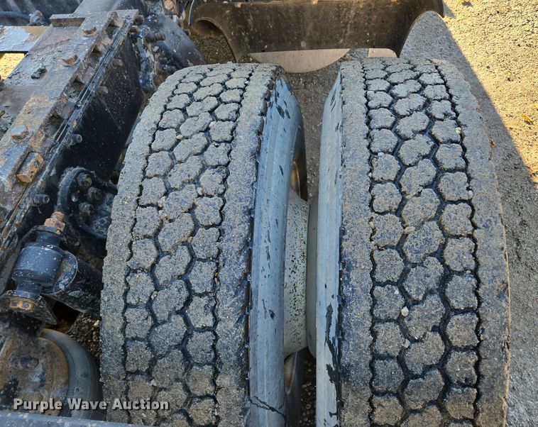 image for item EQ3726 2001 Freightliner  CST120 semi truck