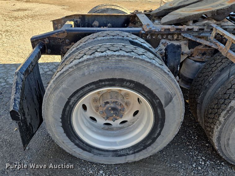 image for item EQ3726 2001 Freightliner  CST120 semi truck