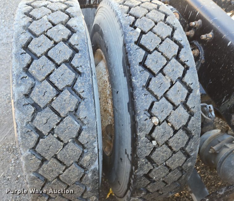 image for item EQ3726 2001 Freightliner  CST120 semi truck