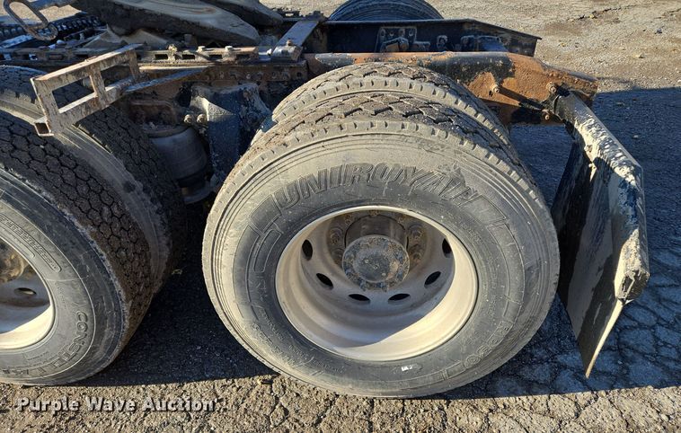 image for item EQ3726 2001 Freightliner  CST120 semi truck