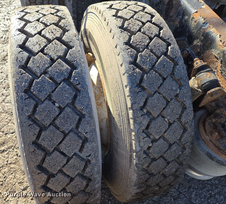 image for item EQ3726 2001 Freightliner  CST120 semi truck