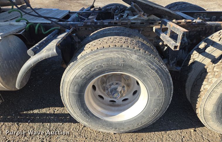 image for item EQ3726 2001 Freightliner  CST120 semi truck