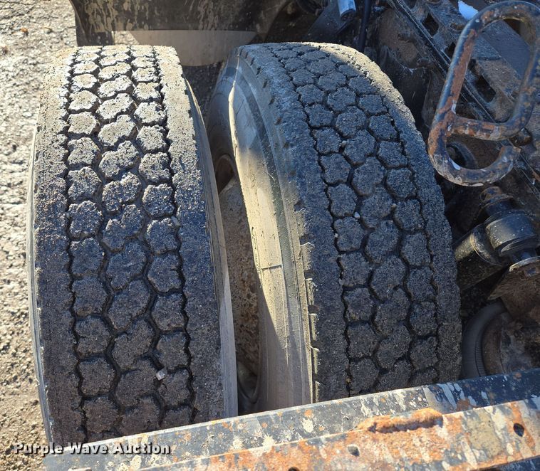 image for item EQ3726 2001 Freightliner  CST120 semi truck