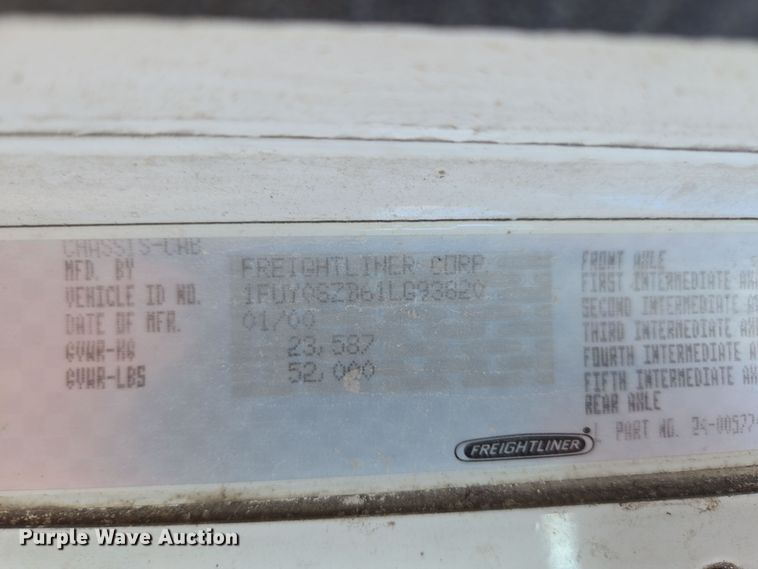 image for item EQ3726 2001 Freightliner  CST120 semi truck