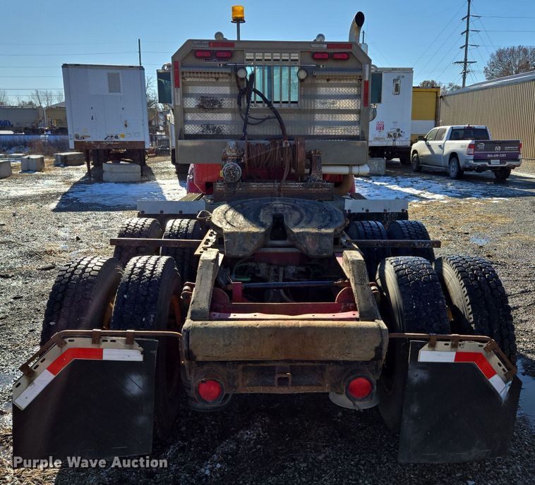 image for item EQ3727 2003 International  9200i winch truck