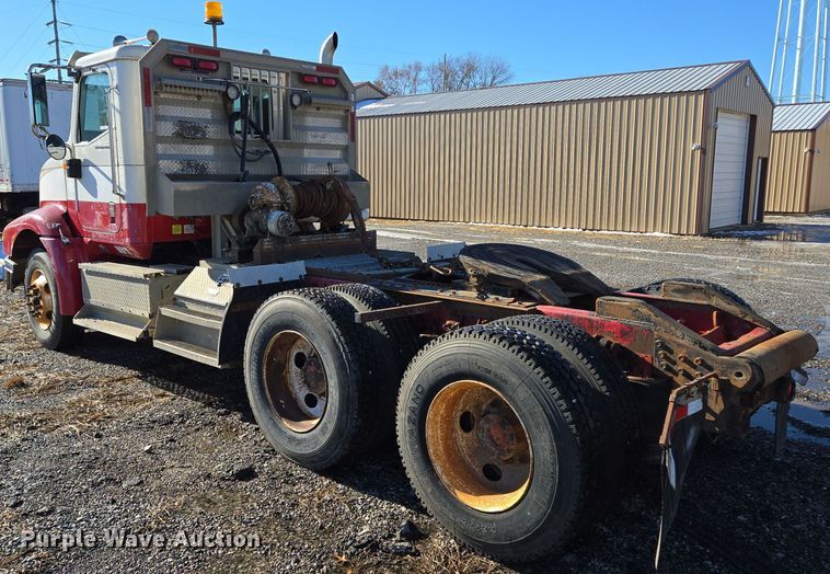 image for item EQ3727 2003 International  9200i winch truck