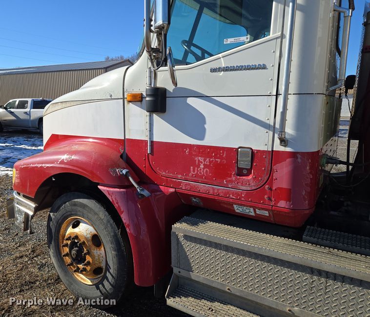 image for item EQ3727 2003 International  9200i winch truck