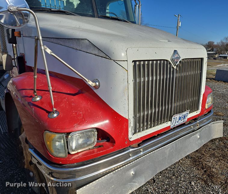 image for item EQ3727 2003 International  9200i winch truck