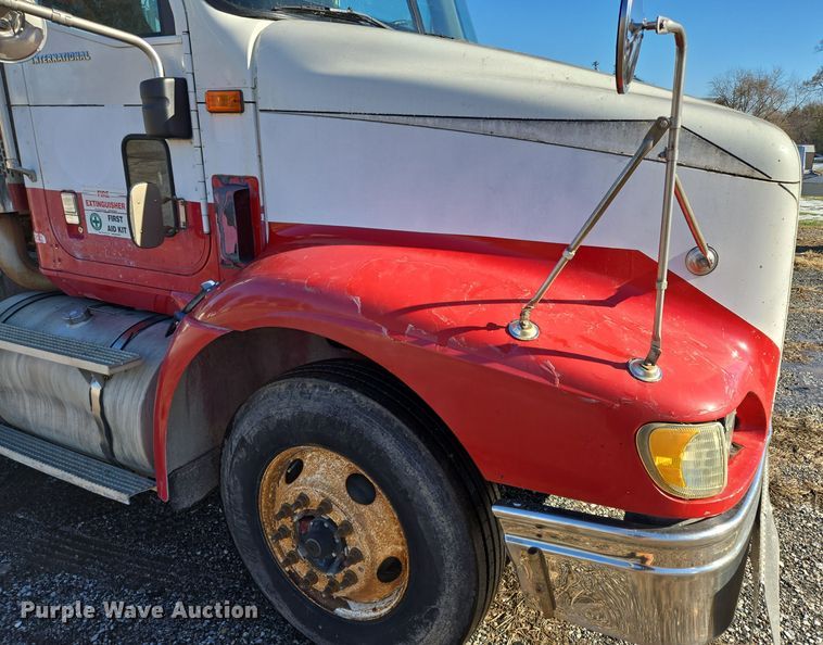 image for item EQ3727 2003 International  9200i winch truck