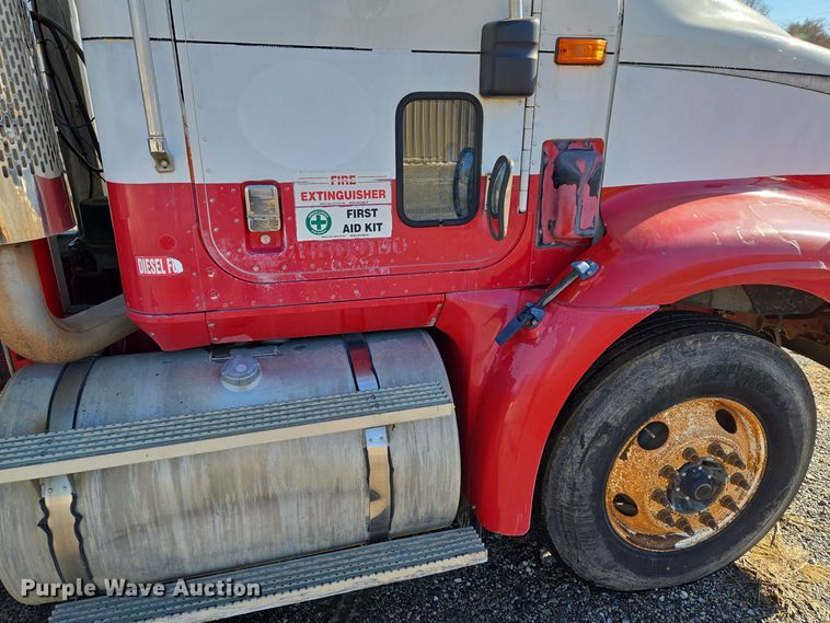 image for item EQ3727 2003 International  9200i winch truck