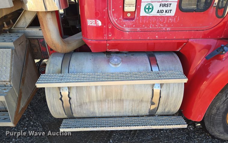 image for item EQ3727 2003 International  9200i winch truck