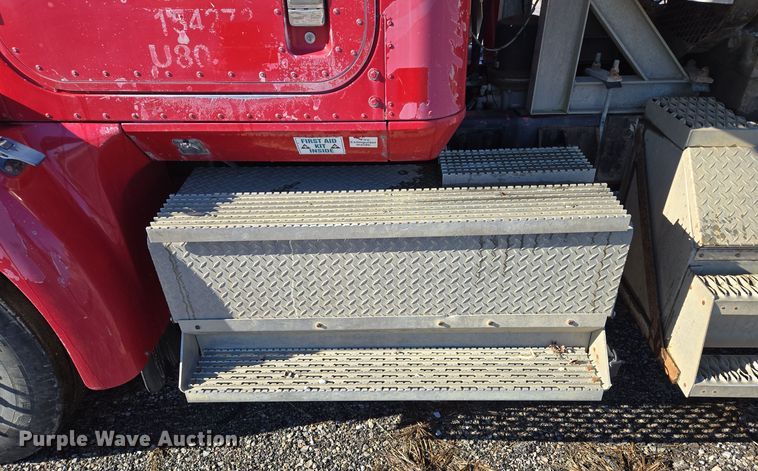 image for item EQ3727 2003 International  9200i winch truck