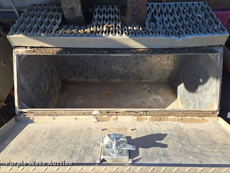 image for item EQ3727 2003 International  9200i winch truck