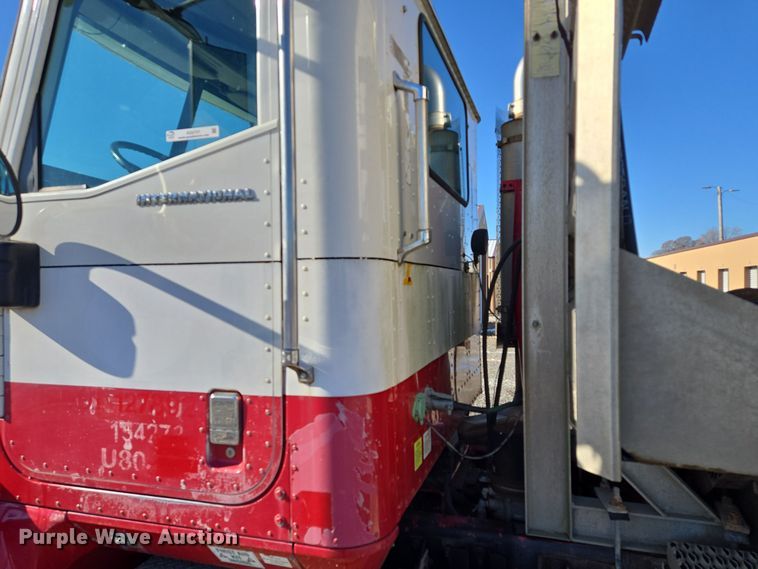 image for item EQ3727 2003 International  9200i winch truck