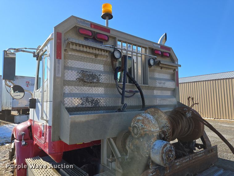 image for item EQ3727 2003 International  9200i winch truck