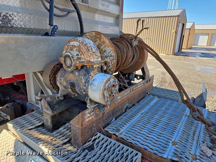 image for item EQ3727 2003 International  9200i winch truck